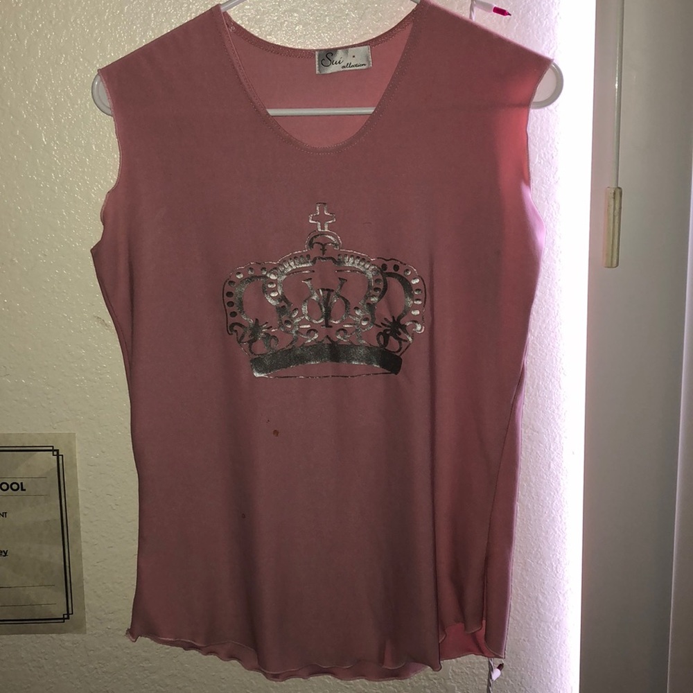 Pink blouse with crown